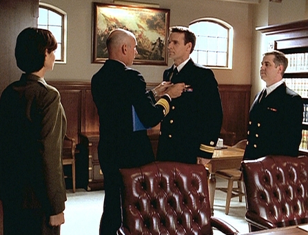 L'Amiral Chegwidden (John M. Jackson) décore Harm (David James Elliott)